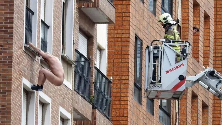 Momento del rescate por parte de los bomberos de un hombre desnudo en Barakaldo. LUIS CALABOR. EL CORREO