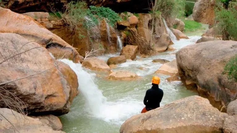 Un aficionado al barranquismo en el barranco de la Hoz Mala en Teruel. davidmalabarista.blogspot.com.es