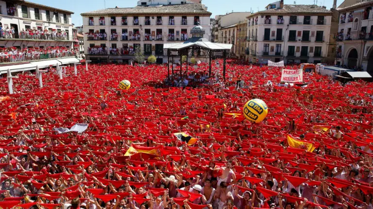 La plaza de los Fueros de Tudela, a rebosar en el cohete del Tudela.