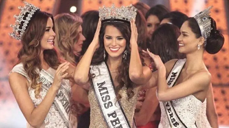 Valeria Piazza siendo coronada como Miss per&uacute;. FACEBOOK