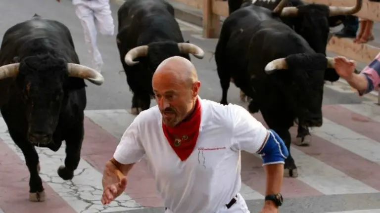 Julen Madina, veterano corredor del encierro de San Fermín, en acción.