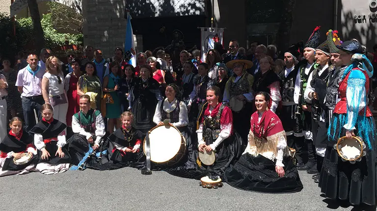 Foto de grupo del Lar Gallego en el día grande de Santiago