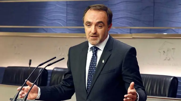 El presidente de UPN, Javier Esparza, tras el encuentro con el Rey. EFE. PACO CAMPOS