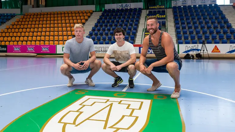 Presentación de los jugadores del Helvetia Anaitasuna Henrik Nordlander, Erik Balenciaga y Filipe Mota (7). IÑIGO ALZUGARAY