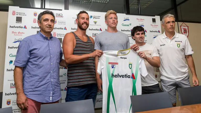 Presentación de los jugadores del Helvetia Anaitasuna Henrik Nordlander, Erik Balenciaga y Filipe Mota (4). IÑIGO ALZUGARAY