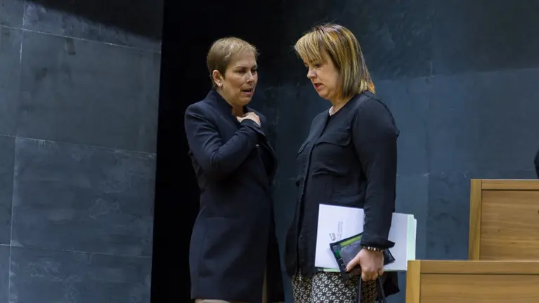 Uxue Barkos, presidenta del Gobierno de Navarra, y Ainhoa Aznárez, presidenta de la cámara, en el pleno del Parlamento de Navarra. (5). IÑIGO ALZUGARAY