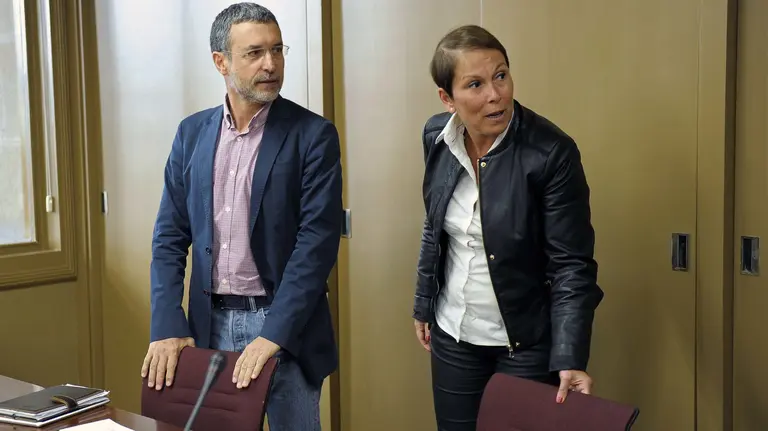 La presidenta Uxue Barkos y el vicepresidente de Políticas Sociales, Miguel Laparra, momentos antes de dar comienzo la reunión que han mantenido hoy en Pamplona con entidades de la Red de Lucha contra la Pobreza y la Exclusión. EFE/Villar López