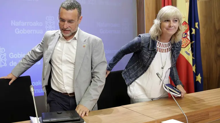 GRA208 PAMPLONA, 27/07/2016.- El vicepresidente segundo del Gobierno de Navarra, Miguel Laparra, y la consejera portavoz, Ana Ollo, momentos antes de la conferencia de prensa que han ofrecido hoy en Pamplona para informar de los acuerdos adoptados tras la celebración de la habitual sesión semanal de Gobierno. EFE/Villar López