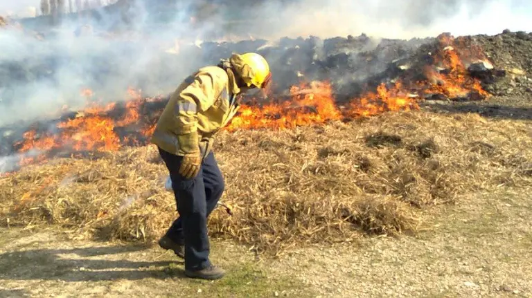 Bomberos sofocando el fuego en unos rastrojos. Gobierno de Navarra