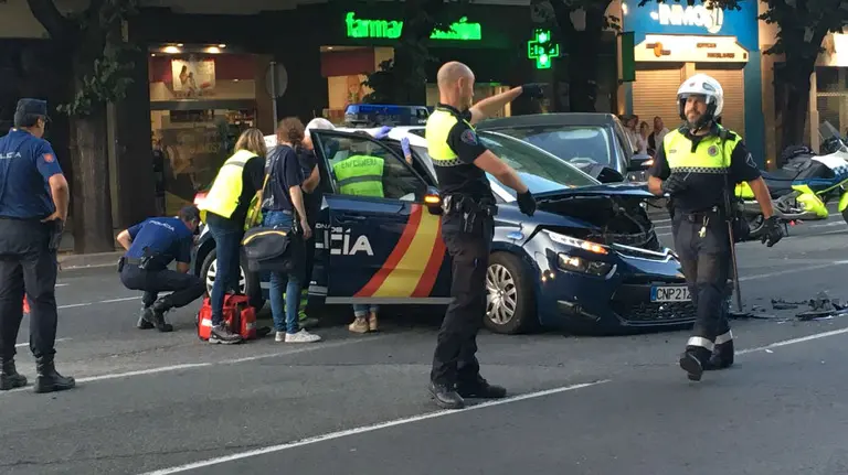 Choque entre un turismo y un coche de la Polic&iacute;a Nacional en a avenida Baja Navarra de Pamplona (3)