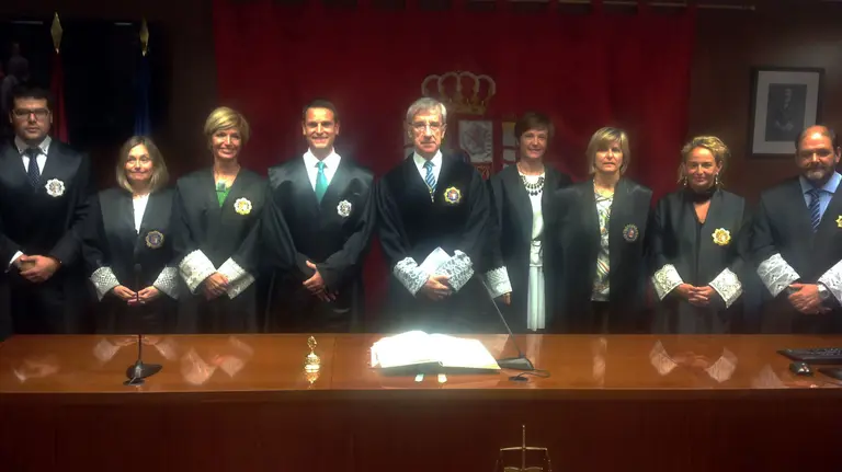 De izquierda a derecha: Carlos Martins, Esther Erice, Mari Paz Benito, Aarón Andueza, Francisco Javier Fernández Urzainqui, María Alemán, Ana Carmen Arboniés, María Luisa Corbacho y Francisco Javier Isasi.