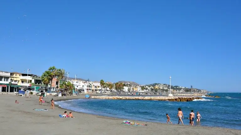 La malagueña playa de El Pedralejo, donde se ha encontrado el fardo de hachís.