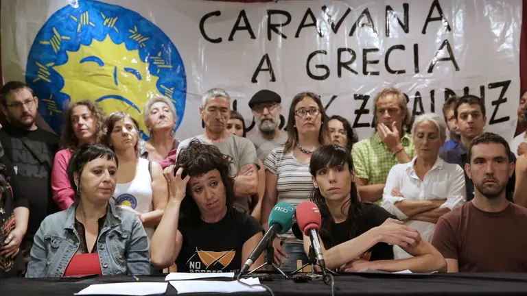 GRA087. PAMPLONA, 28/07/2016.- Compañeros de los dos jóvenes de Pamplona detenidos en la ciudad griega de Tesalónica, en el marco del desalojo simultáneo de tres centros ocupados por refugiados y activistas internacionales, durante la conferencia de prensa que han ofrecido hoy en la capital navarra donde han afirmado que ambos se encontraban en un antiguo orfanato que tras el desalojo ha sido derruido a la espera de pasar a disposición judicial. EFE/Villar López