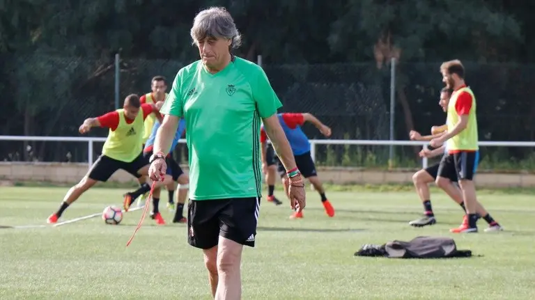 El equipo de Enrique Martín durante la sesión de entrenamiento de este viernes, 29 de julio, en Rot a (Cádiz). OSASUNA