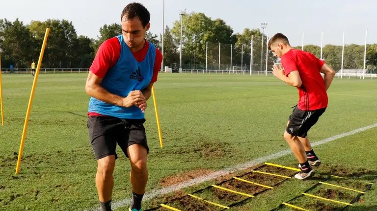 El equipo de Enrique Martín durante la sesión de entrenamiento de este viernes, 29 de julio, en Rota  (Cádiz). OSASUNA