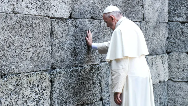 El Papa en el muro de la muerte de Auschwitz. REUTERS