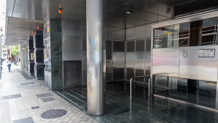 Vista del portal de la calle Paulino Caballero 5 de Pamplona, cerca de la avenida de Roncesvalles, donde ocurrió la agresión sexual del 7 de julio. IÑIGO ALZUGARAY