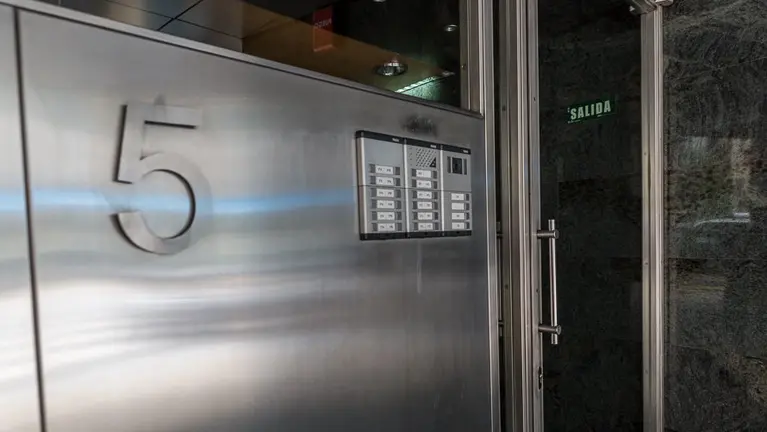 Vista del portal de la calle Paulino Caballero 5 de Pamplona, cerca de la avenida de Roncesvalles, donde ocurrió la agresión sexual del 7 de julio. IÑIGO ALZUGARAY