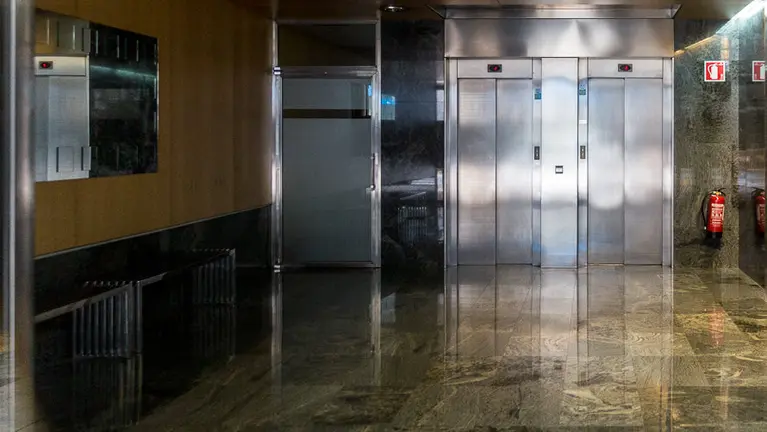 Vista del portal de la calle Paulino Caballero 5 de Pamplona, cerca de la avenida de Roncesvalles, donde ocurrió la agresión sexual del 7 de julio. IÑIGO ALZUGARAY