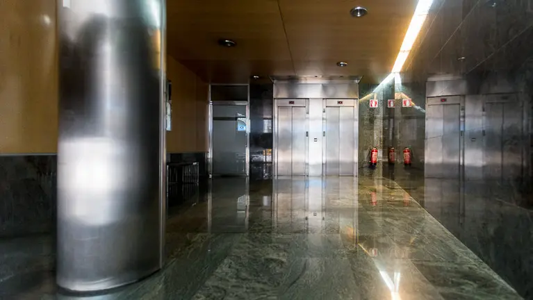 Vista del portal de la calle Paulino Caballero 5 de Pamplona, cerca de la avenida de Roncesvalles, donde ocurrió la agresión sexual del 7 de julio. IÑIGO ALZUGARAY