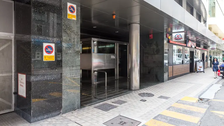 Vista del portal de la calle Paulino Caballero 5 de Pamplona, cerca de la avenida de Roncesvalles, donde ocurrió la agresión sexual del 7 de julio. IÑIGO ALZUGARAY