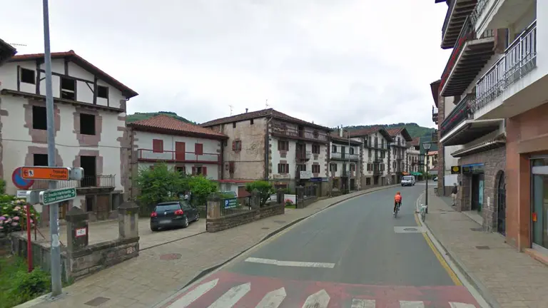 Imagen de la NA-8307 a su paso por el centro de Elizondo