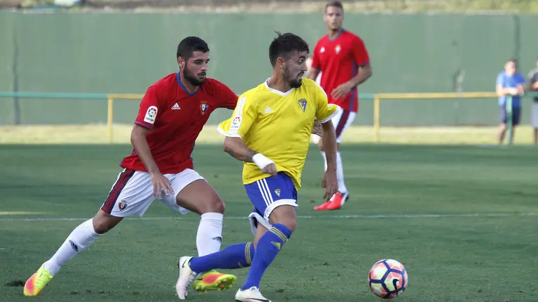 Un momento del encuentro amistoso que han disputado esta tarde el Cádiz y el Osasuna, en el estadio gaditano de Los Barrios. EFE / A. Carrasco Ragel.