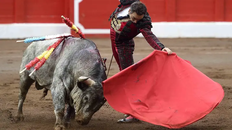 El diestro sevillano Manuel Jesús "El Cid" da un pase de muleta en el último día de la Feria de Santiago, con toros de la ganadería Adolfo Martín Andrés. EFE/ Pedro Puente Hoyos