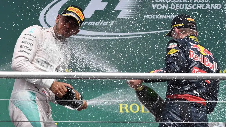 Lewis Hamilton, primero, y Max Verstappen, tercero, festejan su podio en el circuito de Hockenheim,durante el Gran Premio de Alemania de Fórmula Uno. EFE/EPA/ULI DECK