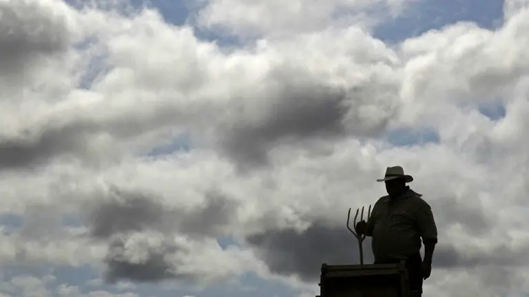 Un vecino de Salinas de Ibargoiti se toma un respiro durante la celebración del Día de la Trilla. EFE/Villar López