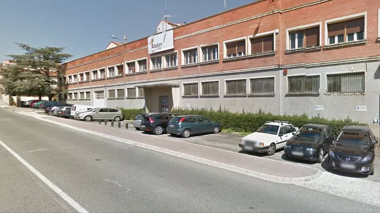 Fachada de la empresa que ha sufrido un incendio este fin de semana en Villava