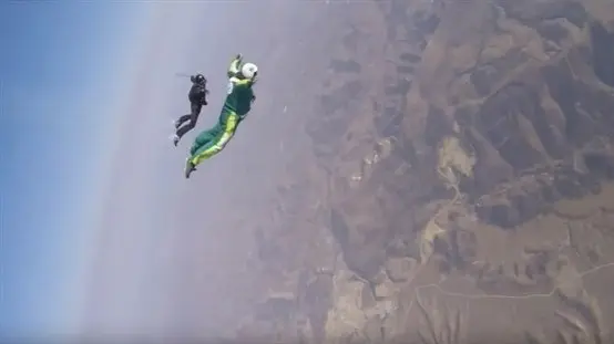 Luke Aikins bate el récord del mundo al saltar desde más de 7 kilómetros de altura sin paracaídas