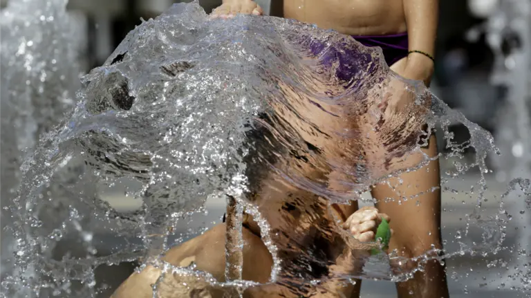 Niños juegan en una fuente de Pamplona durante el verano. Tiempo y calor. EFEVillar López