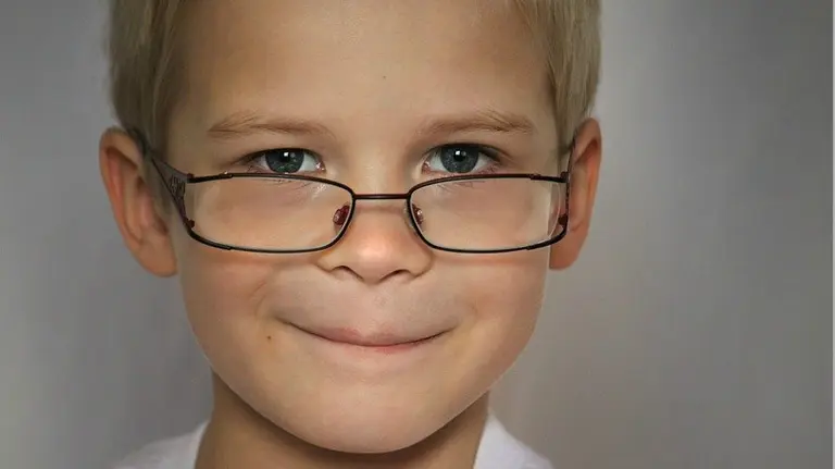 Un niño con gafas. ARCHIVO