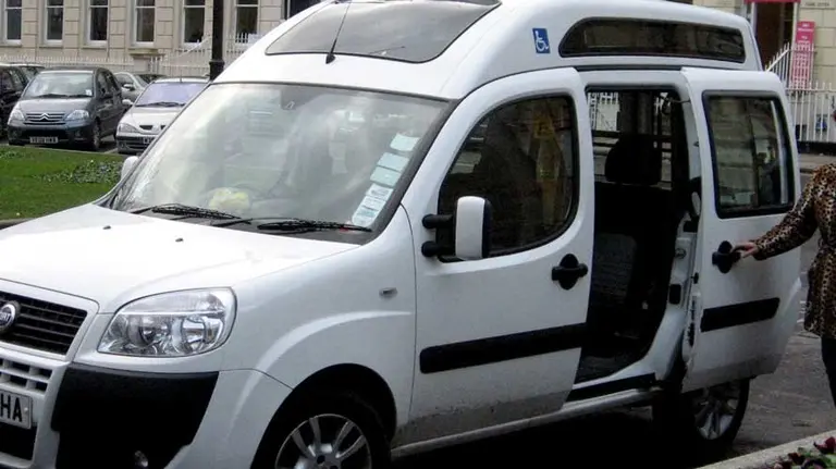 Coche adaptado para personas con minusvalías.
