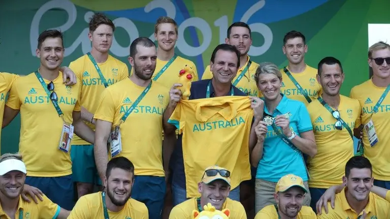 El alcalde de Río da la bienvenida a la presidenta de la delegación autraliana y al equipo de hockey. EFEMarcelo Sayão