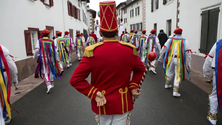 Imagen de Los volantes, un baile por Resurrección, la galería de fotos de Unai Beroiz que le ha valido una mención en la categoría documental de los premios ND Awards