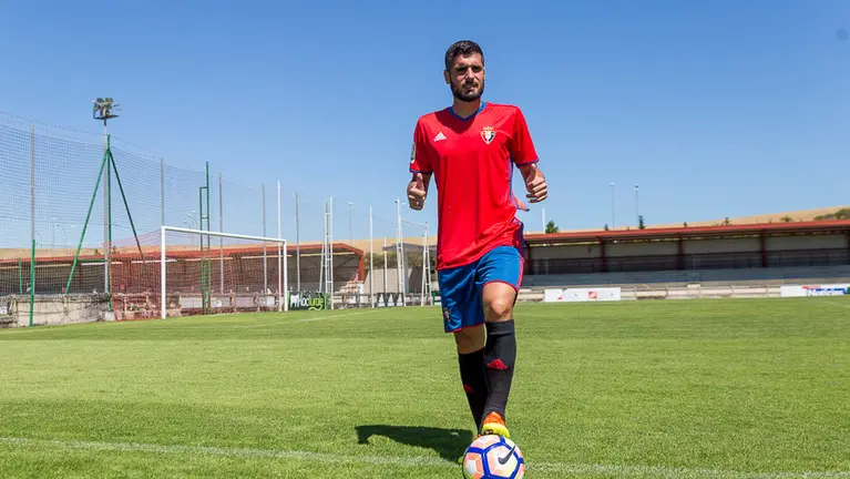 Presentación de Fran Mérida como nuevo jugador de Osasuna en las instalaciones de Tajonar (6). IÑIGO ALZUGARAY