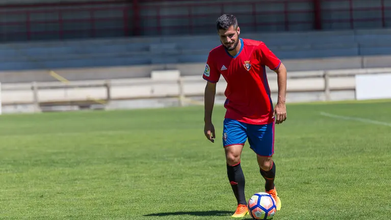 Presentación de Fran Mérida como nuevo jugador de Osasuna en las instalaciones de Tajonar (14). IÑIGO ALZUGARAY