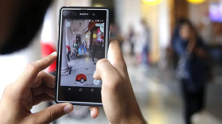 Una persona juega a Pokemon Go en su teléfono móvil. EFE/Rajat Gupta