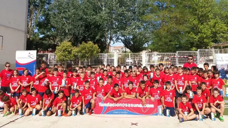 Los niños participantes del campeonato de fútbol plaza en Sangüesa. OSASUNA