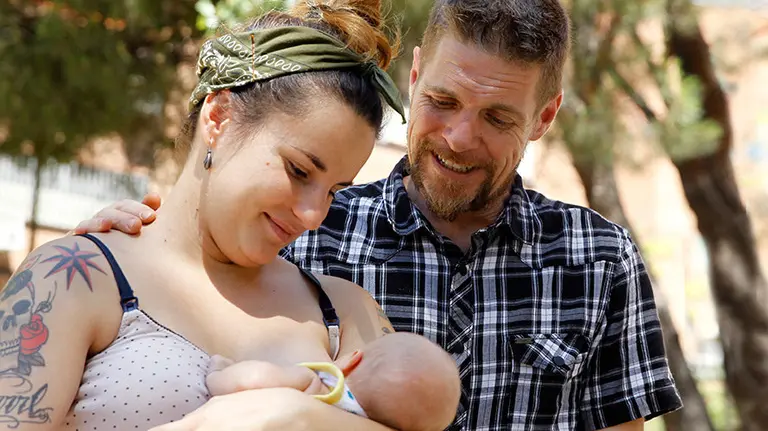 Los padres de Lobo con su hijo. EFE/Javier López