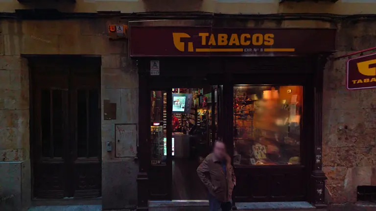 Estanco del número 2 de la calle Prior de Salamanca donde fue agredido el joven.