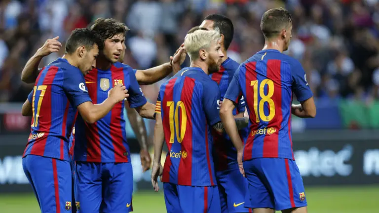 El jugador del Barcelona Munir El Haddadi (2-i) celebra después de anotar un gol ante asistencia de Lionel Messi (2-d) hoy, miércoles 3 de agosto de 2016, durante un partido por la Copa Internacional de Campeones entre el Leicester City y el Barcelona, en el estadio Friends de Estocolmo (Suecia). EFE/Christine Olsson