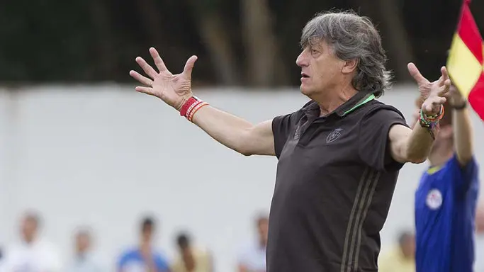 Martín dirige a Osasuna en su partido amistoso contra el Numancia en Almazán.