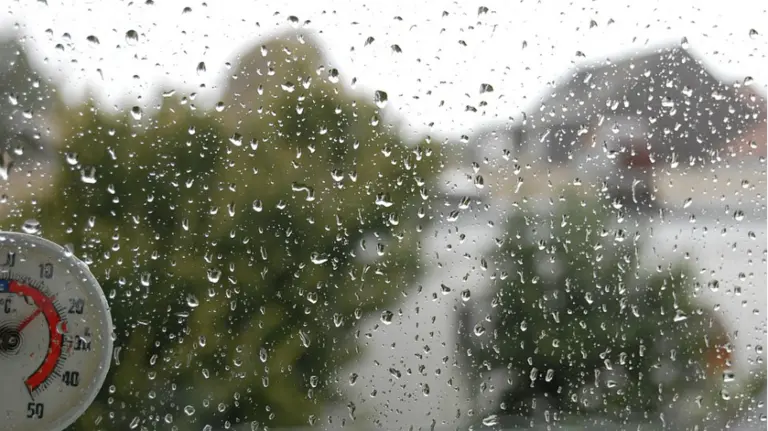 Lluvia en verano. Tiempo y calor. Termómetro. ARCHIVO