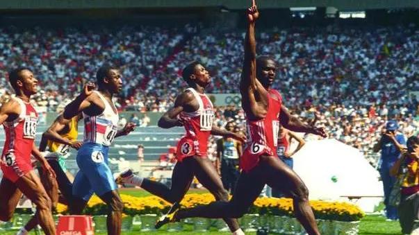 Ben Johnson celebra su victoria en Seúl 1988