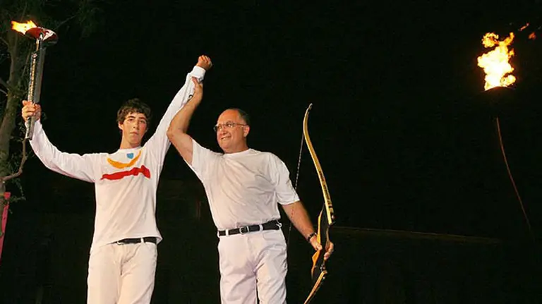 B22. Barcelona (Cataluña), 25/07/07.- El pebetero del estadio Lluís Companys fue centro esta noche de los actos de celebración de los quince años transcurridos desde que se inauguraron los Juegos Olímpicos de Barcelona'92, ya que se repitió el encendido de entonces con la flecha del arquero Antonio Rebollo (d), junto al joven deportista nacido en 1992, Yeray Hernández (i). EFE/Albert Olivé ESPAÑA OLIMPIADAS BARCELONA
