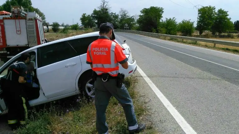 Así se encuentra el vehículo en el que viajaba la joven de 25 años esta mañana de agosto. P.FORAL