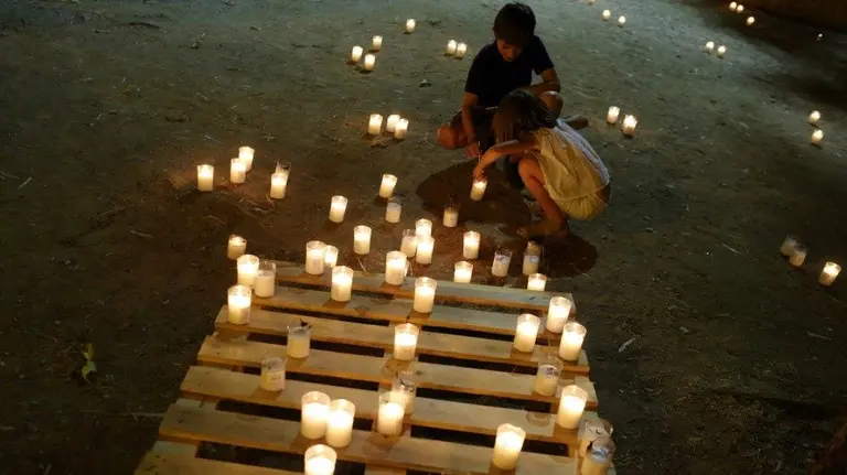 La muralla, a la luz de las velas. 